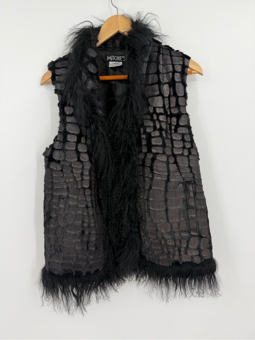 Genuine lamb fur vest 🖤 Mitchie’s